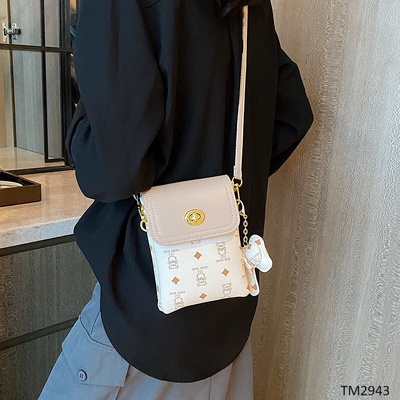 TM2943 TÚI ĐEO CHÉO KÈM CHARM