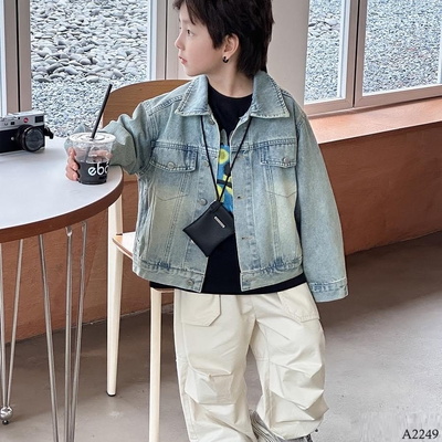 A2249 KHOÁC JEANS TÚI CÁ TÍNH AMBB