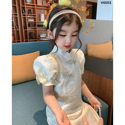 V6053 Váy sườn xám tay nhún viền ngọc cho bé