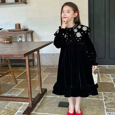 V8632 VÁY NHUNG ĐEN THÊU HOA CHO BÉ