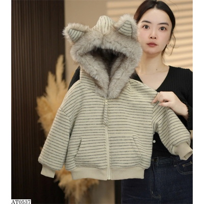 AT0537 ÁO KHOÁC KẺ NGANG MŨ LÔNG TAI GẤU