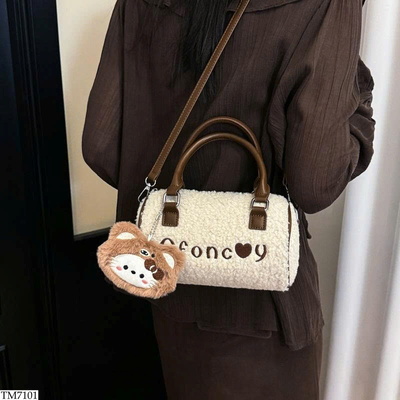 TM7101 TÚI XÁCH LÔNG CỪU KÈM CHARM KITTY