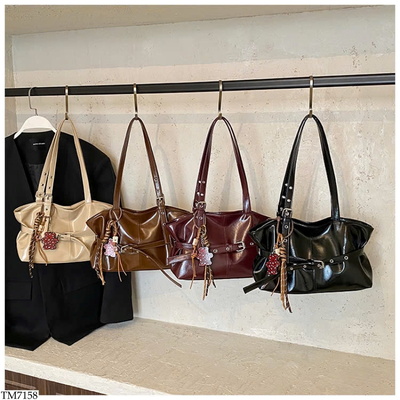 TM7158 TÚI DA BÓNG ĐAI KHÓA KÈM CHARM