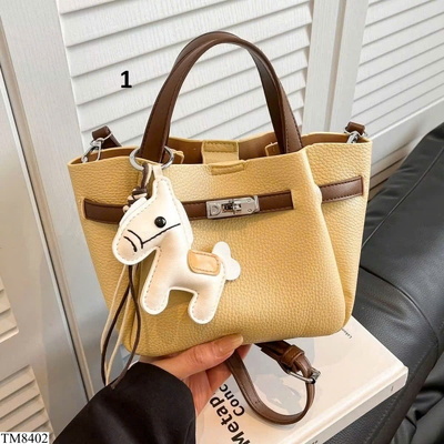 TM8402 TÚI XÁCH CẦM TAY KÈM CHARM NGỰA NỮ